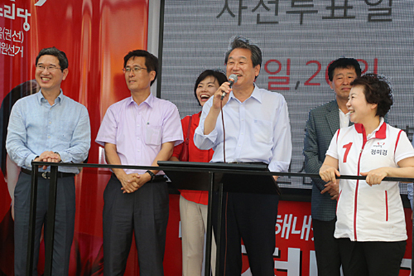 ▲김무성대표가연설할때옆에있던정미경(우)후보등이모두환하게웃고있다(사진=새누리당)