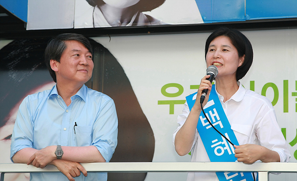 ▲'정의로운검사'라고칭찬한안철수공동대표가백혜련후보의연설을흐뭇한표정으로지켜보고있다(사진=새정치민주연합)