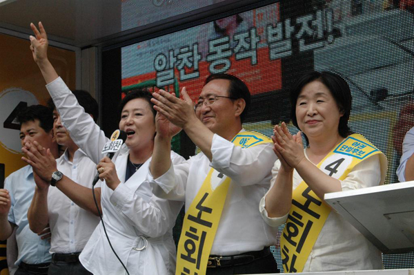 ▲박영선새정치민주연합원내대표가서울동작을노회찬정의당후보유세차량에올라노회찬후보의지지를호소하고있다(사진=노회찬캠프)