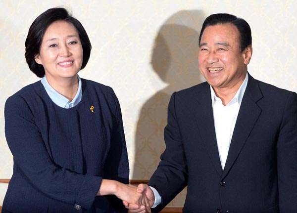 ▲7일박영선원내대표와이완구원내대표가협상후환하게웃으며악수를하고있다.(사진출처=새정치민주연합)