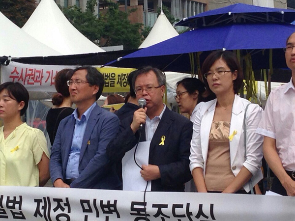 ▲기자회견에서발언하는이석범민변부회장(사진제공=장연희사무차장)