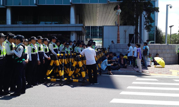 ▲지난8일국회남문앞모습(사진=의원실)