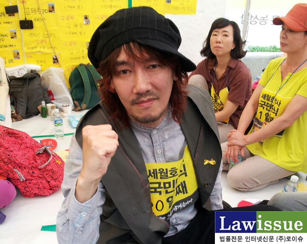 ▲23일광화문공조단식천막에서만난국민가수김장훈씨.'힘!파이팅'이라고외쳤다.