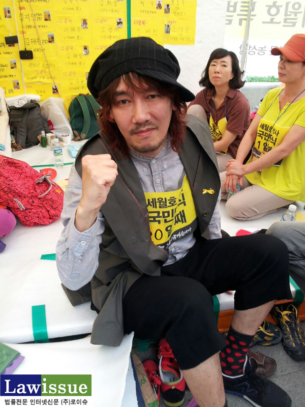 ▲23일광화문단식농성천막에서만나국민가수김장훈씨.단식20일째로기력이없을텐데도파이팅은잃지않았다.