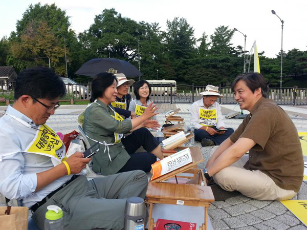 ▲27일청와대분수대앞에서8일째단식중인정의당의원단을방문한조국교수(사진=정의당홈페이지)