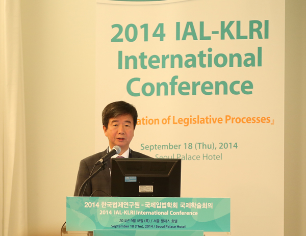 ▲환영사하고있는이원한국법제연구원장