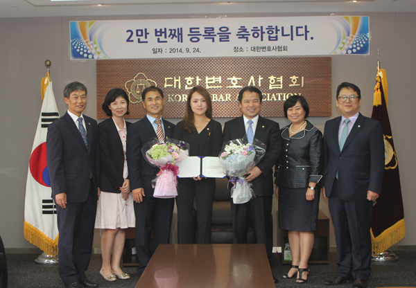 ▲사진왼쪽부터,채상국변협회원이사,양정숙변협감사,장성근경기중앙지방변호사회회장,박선영변호사(2만번째등록변호사,경기중앙지방변호사회소속,변시3회),위철환대한변협회장,이명숙변협부협회장,김영훈변협사무총장/사진제공=대한변협