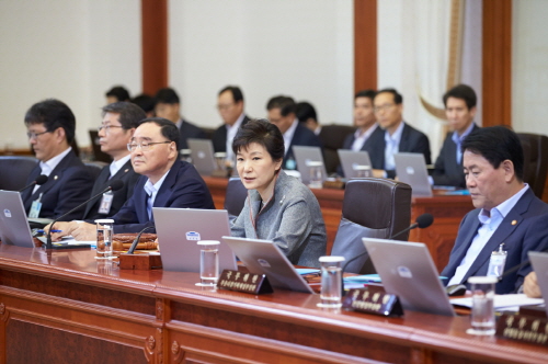 ▲30일청와대에서국무회의를주재하는박근혜대통령(사진=청와대블로그)