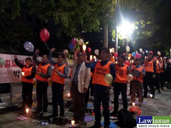 ▲6일촛불과형형색색의풍선을들고거리로나선법원공무원들