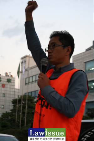 ▲규탄발언나서'투쟁'외치는공무원노조이충재위원장