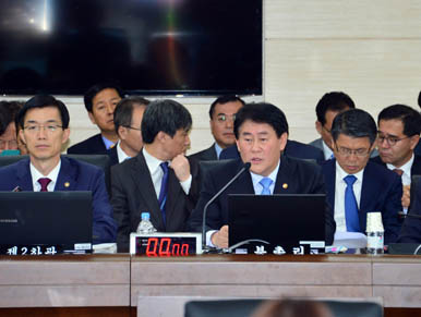 ▲16일국정감사를받는최경환기획재정부장관(사진=기획재정부홈페이지)