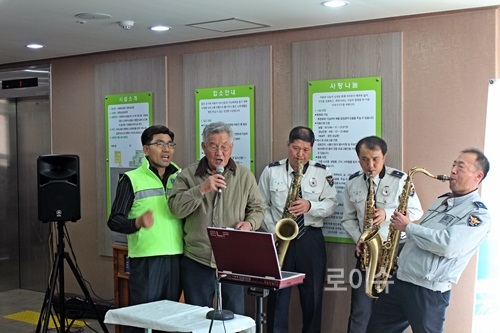 ▲지역어르신이색동회의색소폰반주에맞춰노래를부르고있다.<경남경찰청제공>