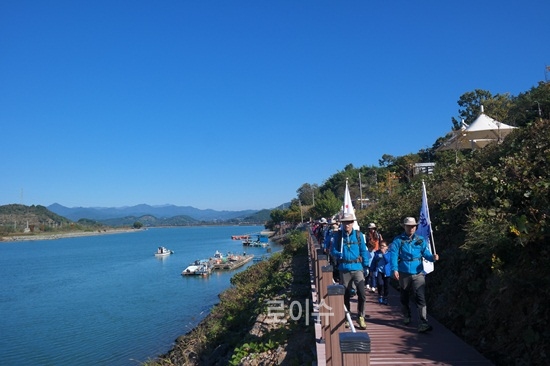 ▲400여명의참가자들이섬진강일원을걷고있다.
