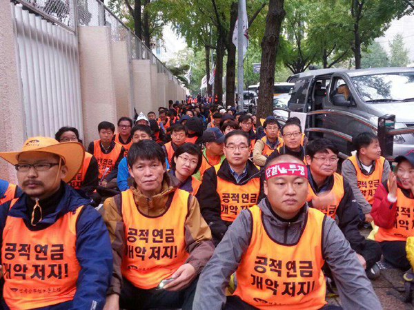 ▲삭발투쟁을선포한이상원본원본부장(맨앞우측)