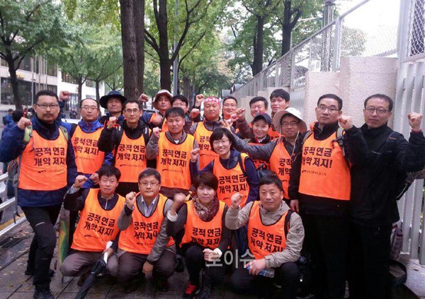 ▲결의대회를마친후함께모여다시한번투쟁의지를확인하는법원본부간부들