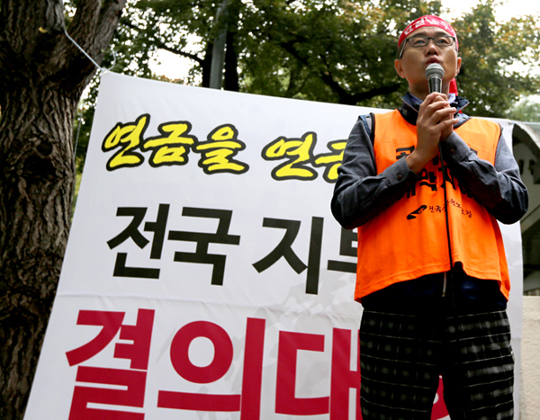▲20일전국지부장결의대회에서삭발을한후규탄발언을하는이충재공무원노조위원장(사진=공무원노조)