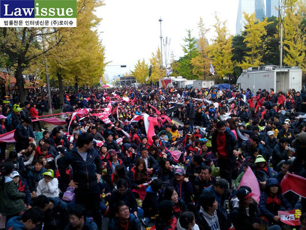 법원공무원들 “공무원연금 개악 분노” 50m 초대형 현수막 찢는 퍼포먼스