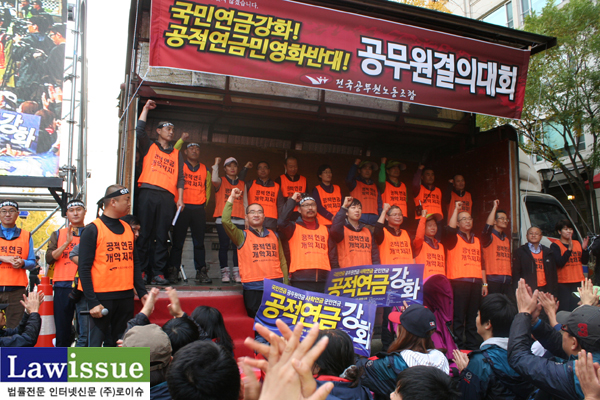 ▲법원본부의각지부장들...맨왼쪽이이충재공무원노조위원장,그옆이전호일공무원노조부위원장.두사람은공투본공식행사가끝난뒤법원본부의추가집회에축사를하러왔다.