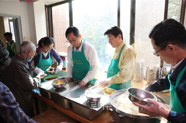 ▲김용헌헌법재판소사무처장(오른쪽에서두번째)이헌법재판소직원들과배식하고있다.(사진=헌법재판소)