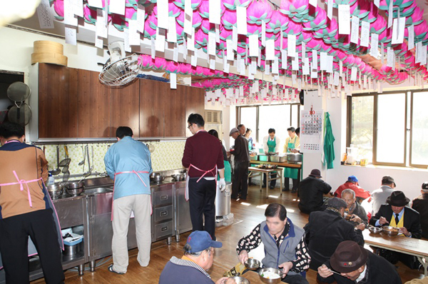 ▲김용헌헌법재판소사무처장(화면중앙배식중)이헌법재판소직원들과배식하고있다.(사진=헌법재판소)