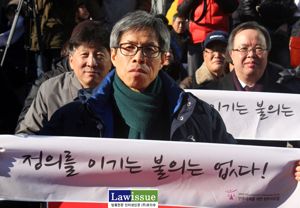 ▲권영국변호사의오른쪽뒤에있는이석범변호사