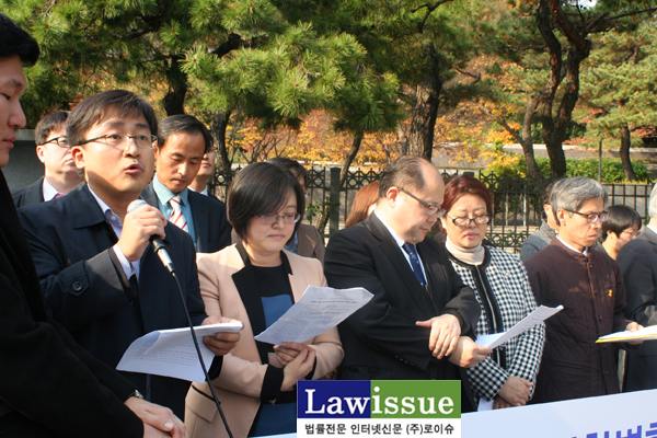 ▲4일서울중앙지검앞에서긴급기자회견을개최한민변변호사들.성명을낭독하는김태욱변호사