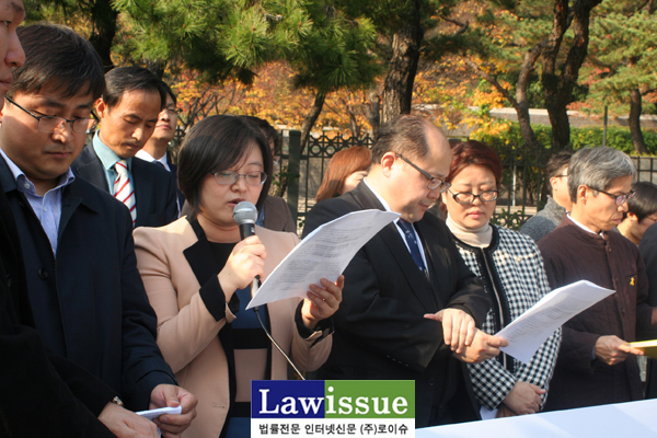 ▲4일서울중앙지검앞에서긴급기자회견을개최한민변변호사들.성명서를낭독하는하주희변호사