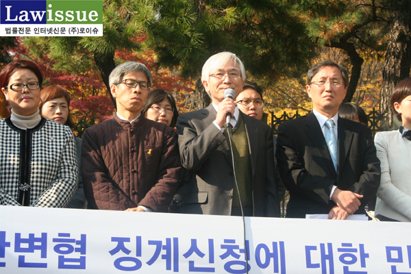 ▲4일서울중앙지검앞에서열린기자회견에서이덕우변호사가규탄발언을하고있다.