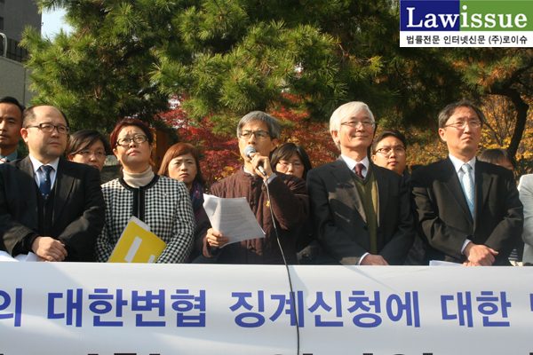 ▲규탄발언하는권영국변호사,좌측부터장경욱변호사,김인숙변호사,권영국변호사,이덕우변호사,민변한택근회장