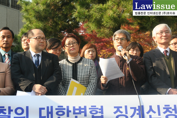 ▲규탄발언하는권영국변호사,좌측부터이재화변호사,장경욱변호사,김인숙변호사,권영국변호사,이덕우변호사