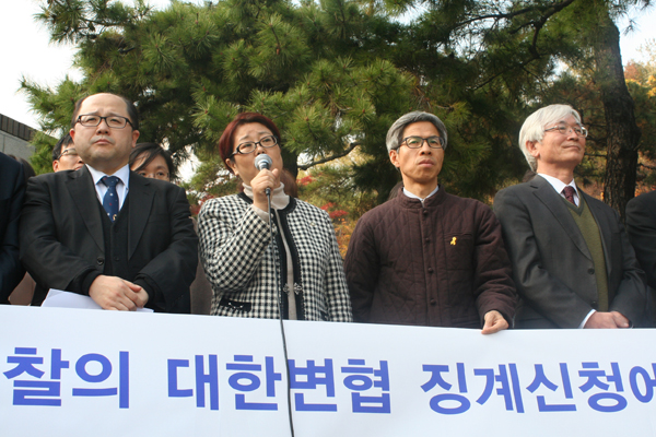 ▲5일서울중앙지검앞에서열린민변기자회견.좌측부터장경욱변호사,김인숙변호사,권영국변호사,이덕우변호사