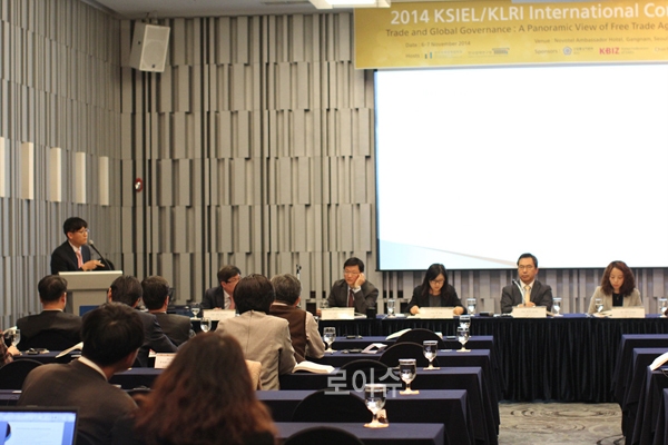 ▲'FTA와WTO의연계적관점에서의국제통상체제'를주제로열린학술대회에참석한발제자와토론자들(사진=한국법제연구원)