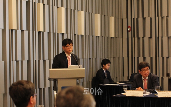 ▲'FTA와WTO의연계적관점에서의국제통상체제'를주제로열린학술대회에서발제하고있는한국법제연구원이기평초청연구원.(사진=한국법제연구원)