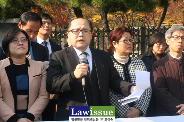 ▲지난5일서울중앙지검앞에서열린민변의검찰규탄기자회견에서발언하는장경욱변호사