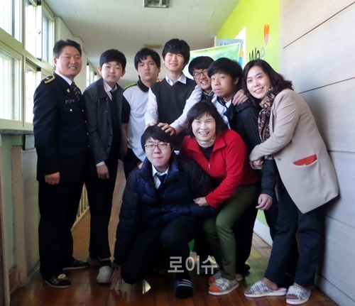 ▲신월중학교에서상담체험·상담센터를운영하고기념촬영.<경남경찰청제공>