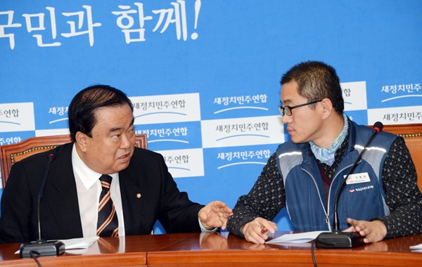 ▲문희상비상대책위원장과이충재공무원노조위원장(사진=새정치민주연합)