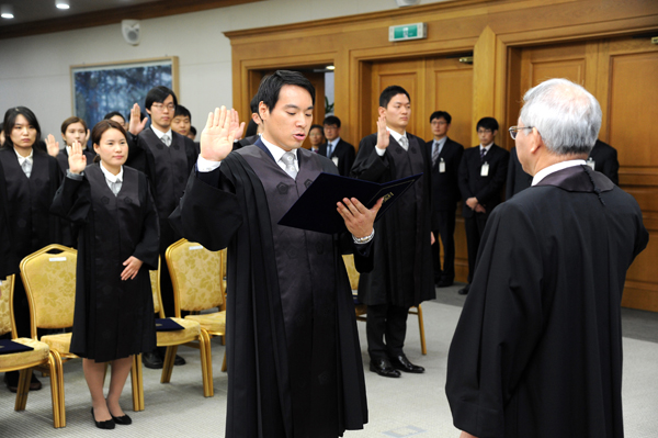 ▲12월1일대법원청사에서가진신임법관임명식.선서자로나선백대현판사(사진제공=대법원)