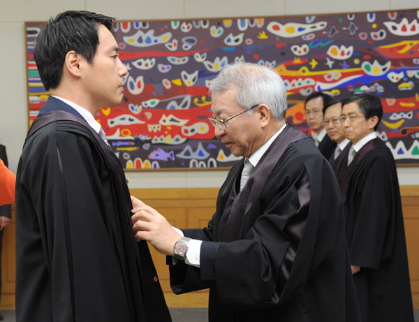 ▲백대현신임판사에게법복을입혀주는양승태대법원장(사진=대법원제공)