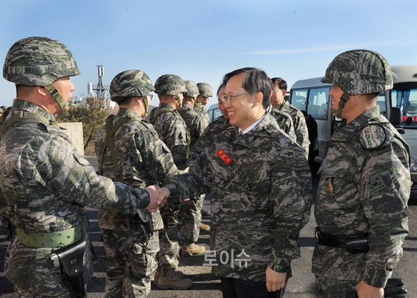 ▲장병들을격려하는박병대법원행정처장(사진=대법원)