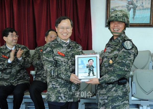 ▲기념품을받은박병대법원행정처장(사진=대법원)