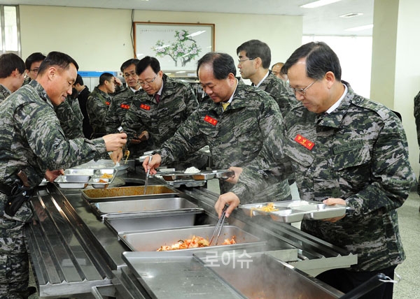 ▲장병들과함께식사하는박병대법원행정처장(사진=대법원)