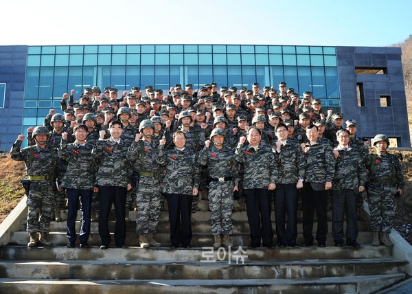 ▲장병들과기념촬영하는박병대법원행정처장(사진=대법원)