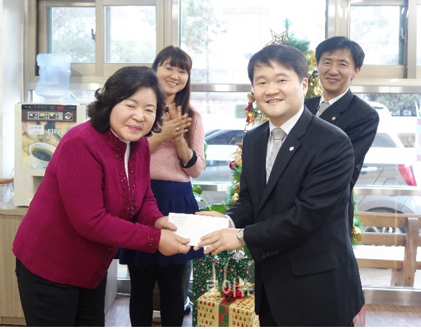 ▲자광원찾아원장에게성금과물품을전달하는나승철서울변호사회장(사진=서울지방변호사회)