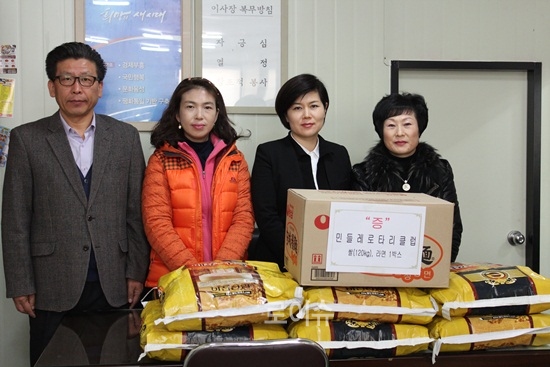 ▲민들레로타리클럽에서쌀20kg들이6포와라면1상자를전달하고김대기지소장과기념촬영.<법무보호복지공단경남서부지소제공>