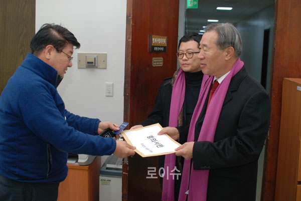 ▲법제사법위원장에서항의서한을전달하는소순무변호사(사진제공=소순무선거캠프)