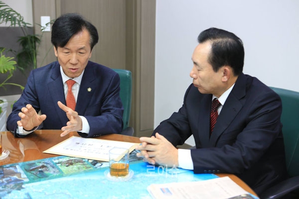 ▲대한변협협회장후보인하창우변호사(좌)가24일국회를방문해새누리당이인제최고위원에게합의부사건변호사필수주의입법청원서를전달하며대화를나누고있다.(사진=하창우선거캠프)