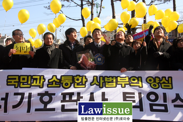 ▲서울북부지법판사로근무하다퇴직하며법원공무원들과국민들이제작해준'국민판사'라는별칭이붙은법복을선물로받았다.