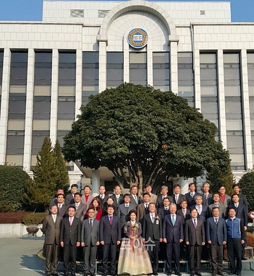 ▲법원청사앞에서황용식사무국장퇴임식을갖고기념촬영.