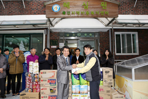 ▲혜심원을방문한김용헌사무처장(우)/사진헌법재판소