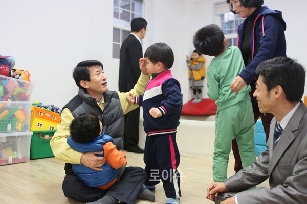 ▲아이들을안아주며환하게웃고있는김용헌사무처장(사진=헌법재판소)